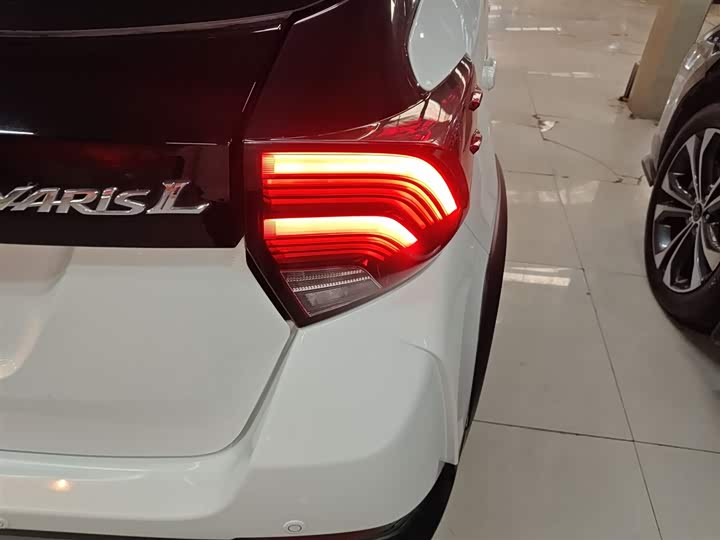 Фото 8 - Toyota Yaris L Hatchback