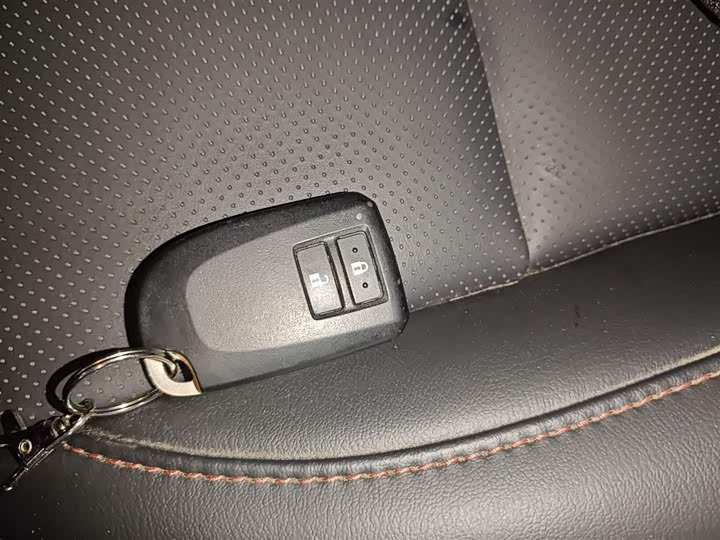 Фото 9 - Toyota Yaris L Hatchback