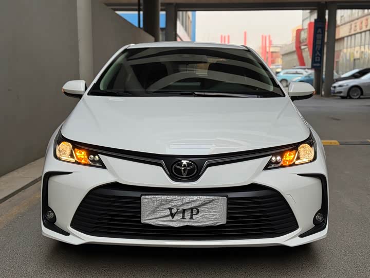 Фото 2 - Toyota Corolla