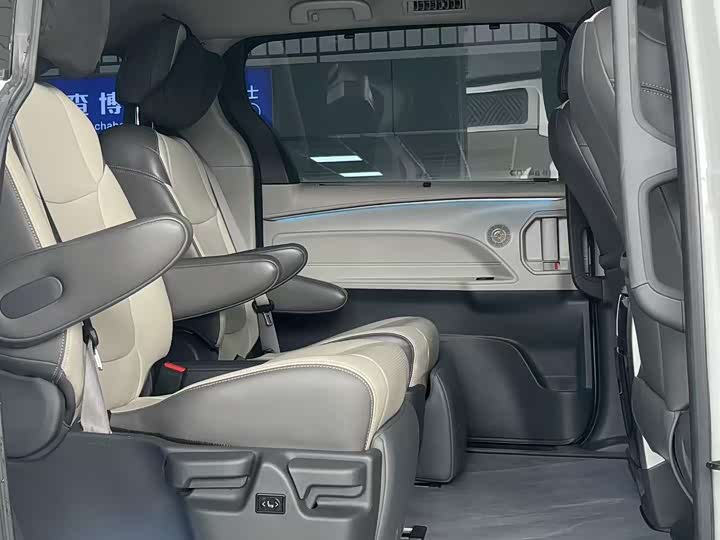 Фото 6 - Toyota Sienna