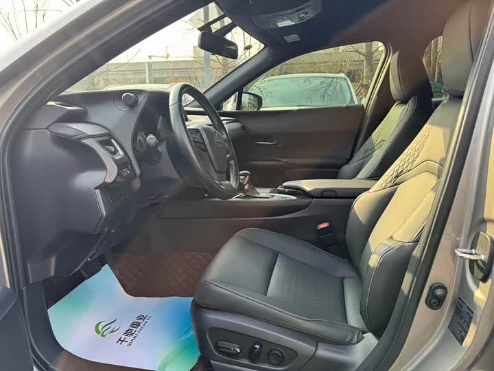 Фото 4 - Lexus UX