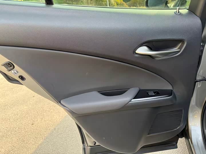 Фото 5 - Lexus UX