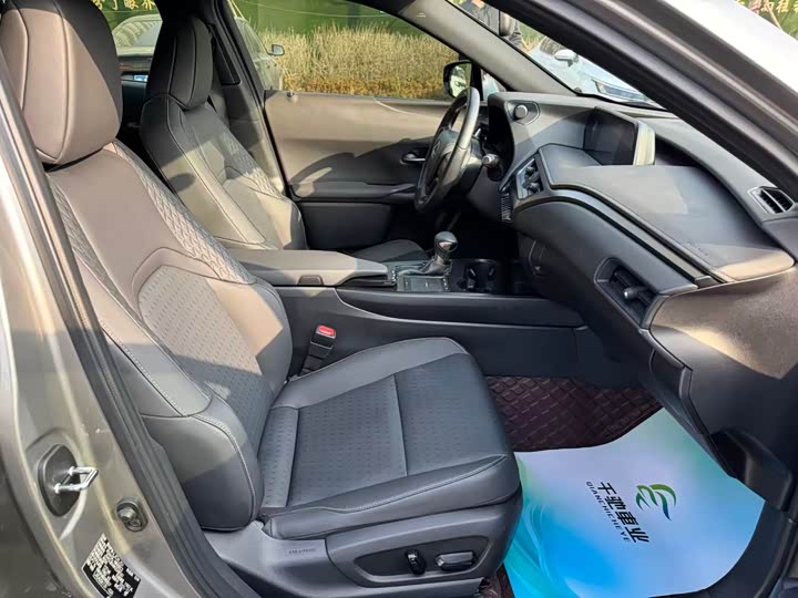 Фото 7 - Lexus UX