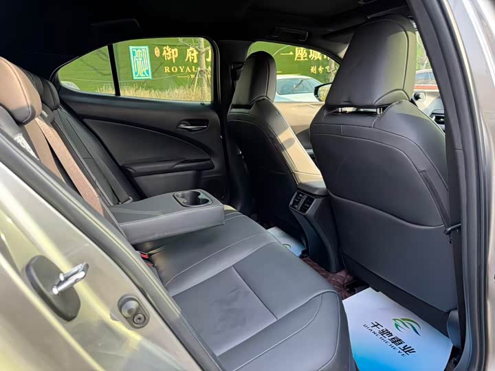 Фото 8 - Lexus UX