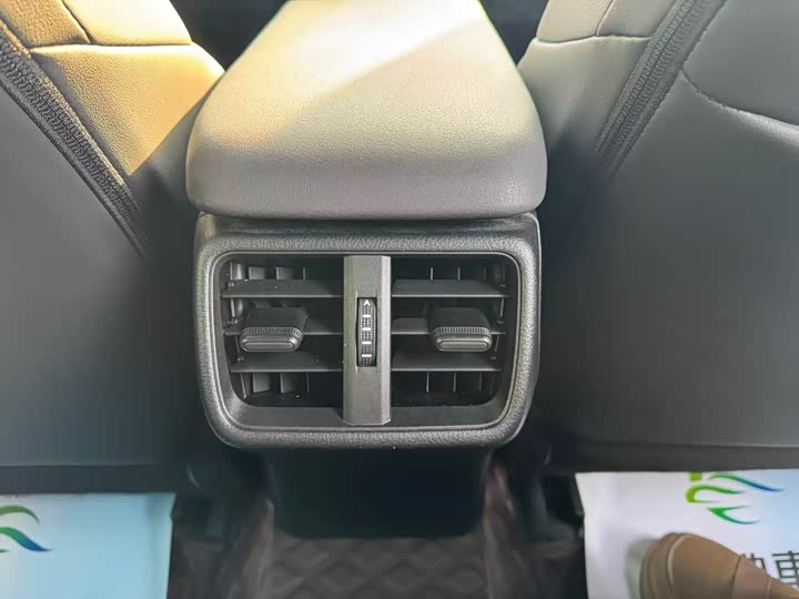 Фото 9 - Lexus UX