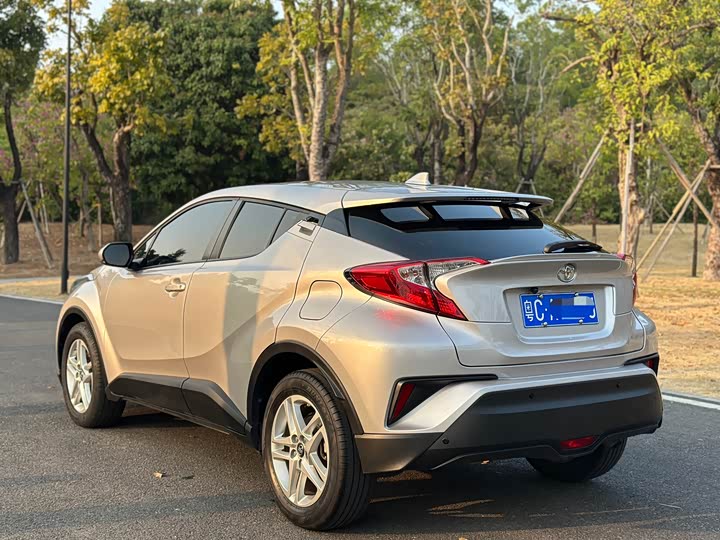 Фото 7 - Toyota C-HR