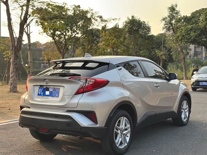 Фото 9 - Toyota C-HR