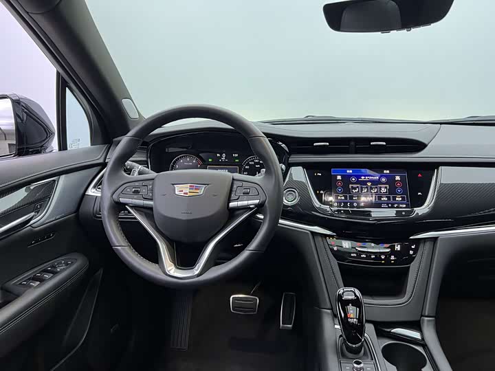 Фото 8 - Cadillac XT6