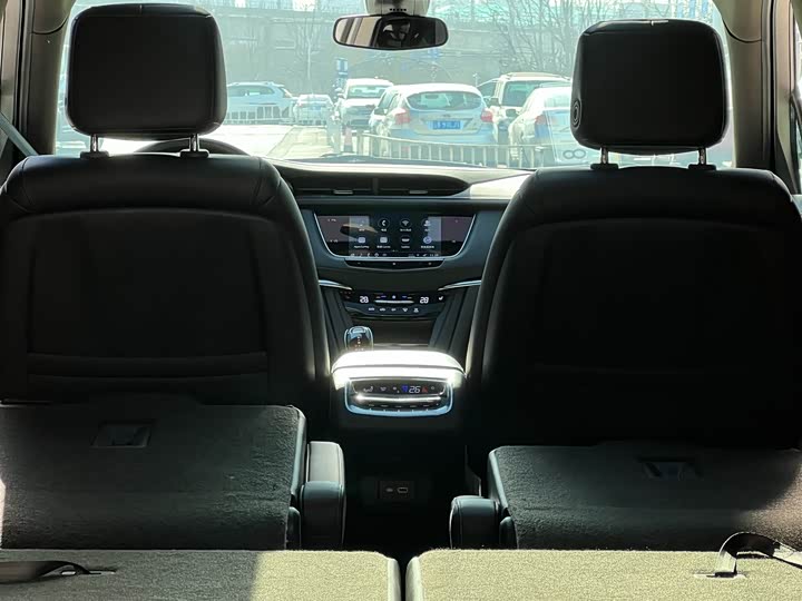 Фото 9 - Cadillac XT6