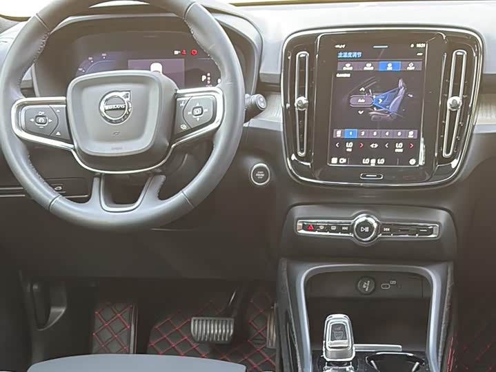 Фото 4 - Volvo XC40