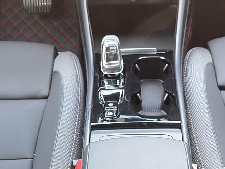 Фото 6 - Volvo XC40