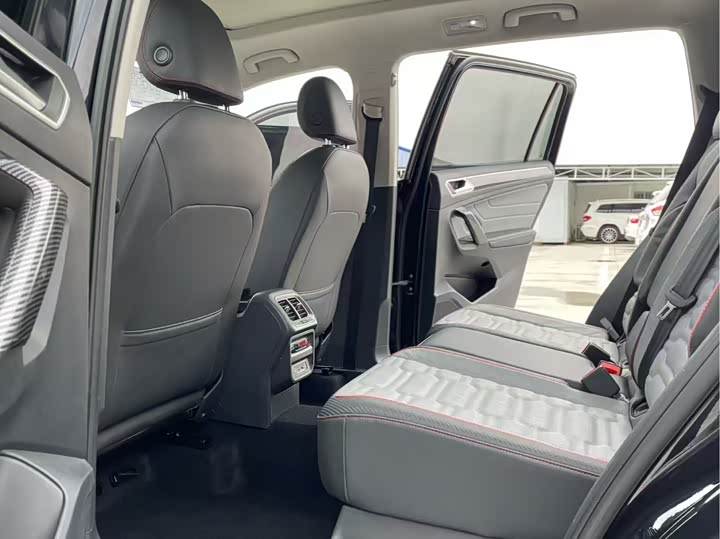 Фото 7 - Volkswagen Tiguan L Hybrid