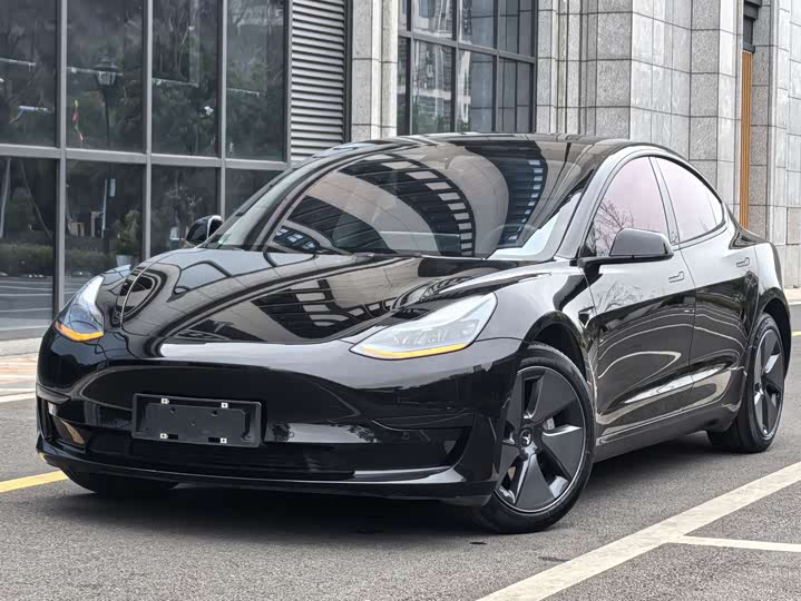 Фото 1 - Tesla Model 3