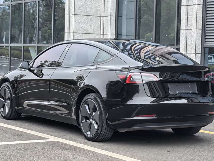 Фото 4 - Tesla Model 3