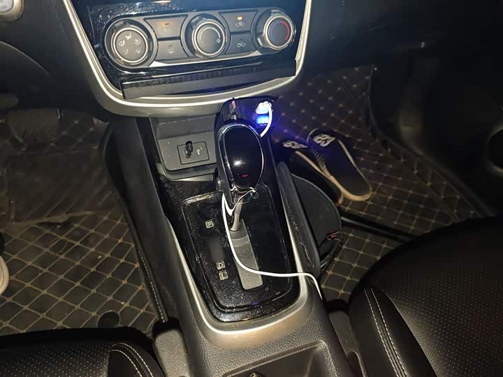 Фото 7 - Nissan Tiida