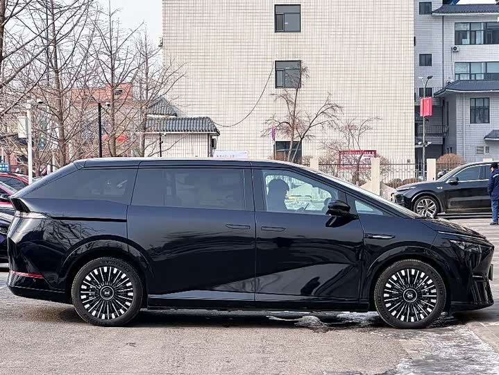 Фото 2 - XPeng X9