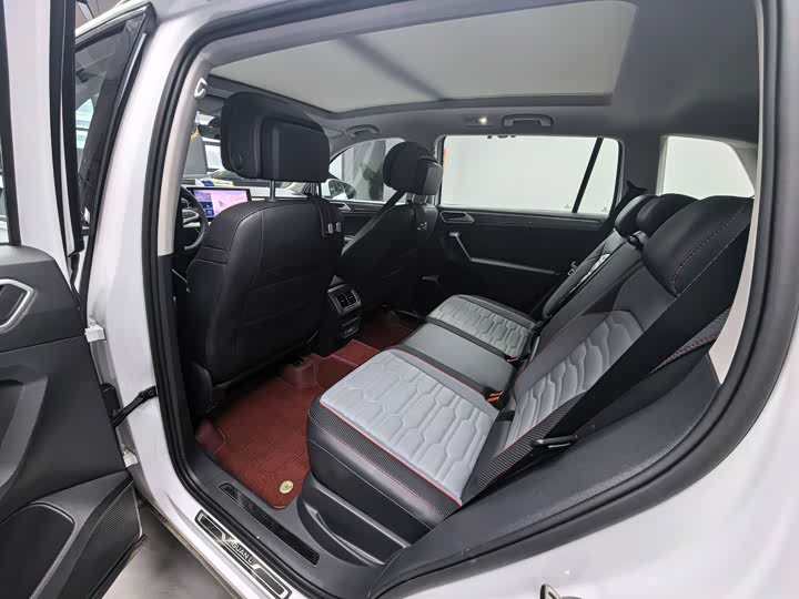 Фото 10 - Volkswagen Tiguan L Pro