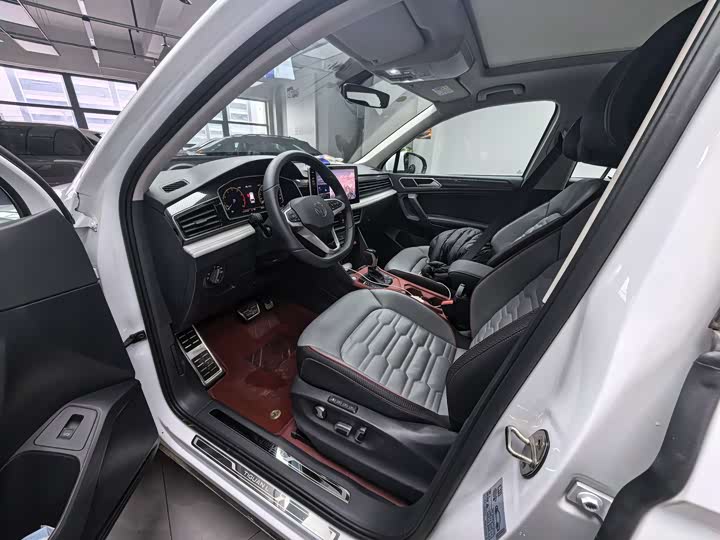 Фото 8 - Volkswagen Tiguan L Pro