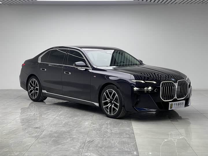 Фото 3 - BMW 7 Series