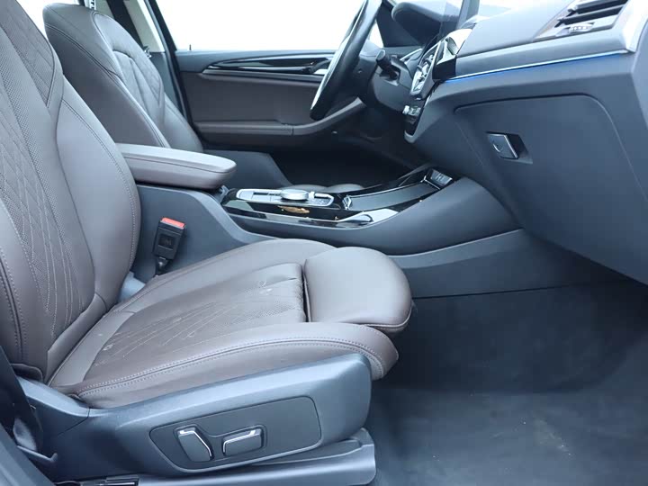 Фото 8 - BMW iX3