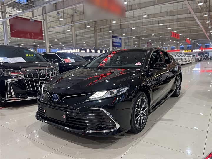 Фото 2 - Toyota Camry