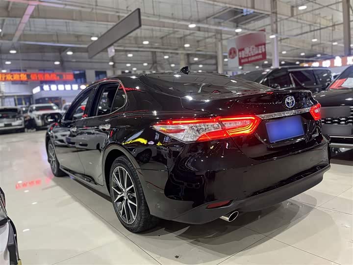 Фото 8 - Toyota Camry