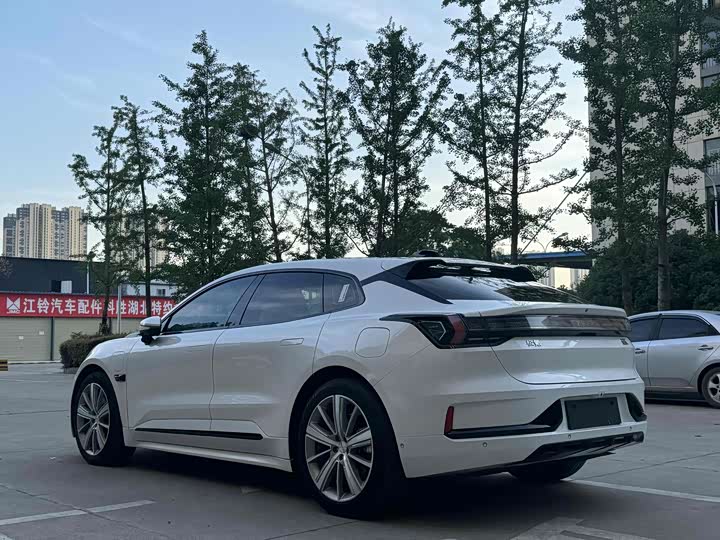 Фото 7 - Zeekr 001