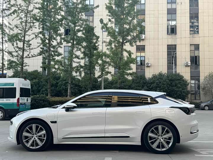 Фото 8 - Zeekr 001