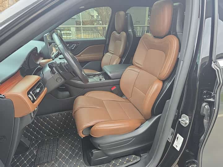 Фото 8 - Lincoln Aviator