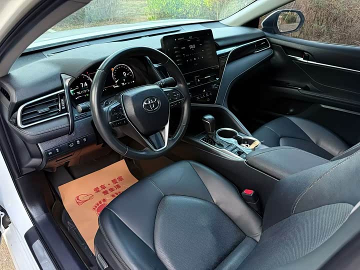 Фото 4 - Toyota Camry