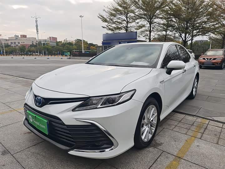 Фото 2 - Toyota Camry