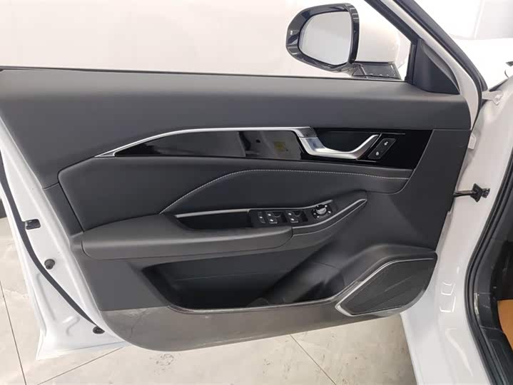 Фото 7 - Bestune B70