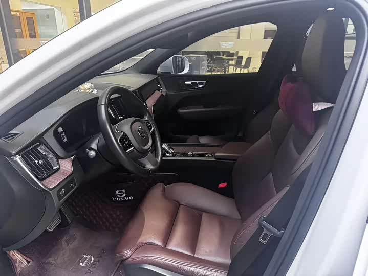 Фото 8 - Volvo XC60