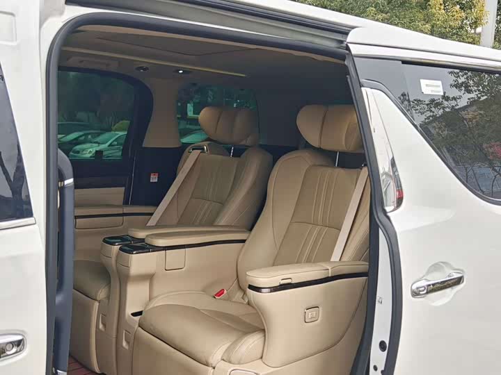 Фото 9 - Toyota Vellfire