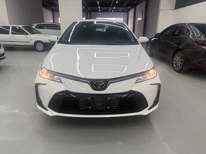 Фото 2 - Toyota Corolla