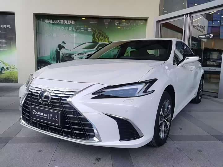 Фото 1 - Lexus ES