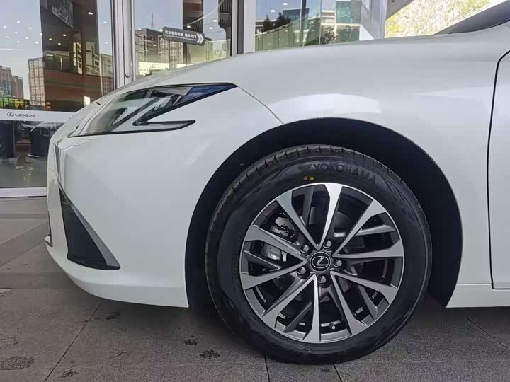 Фото 4 - Lexus ES