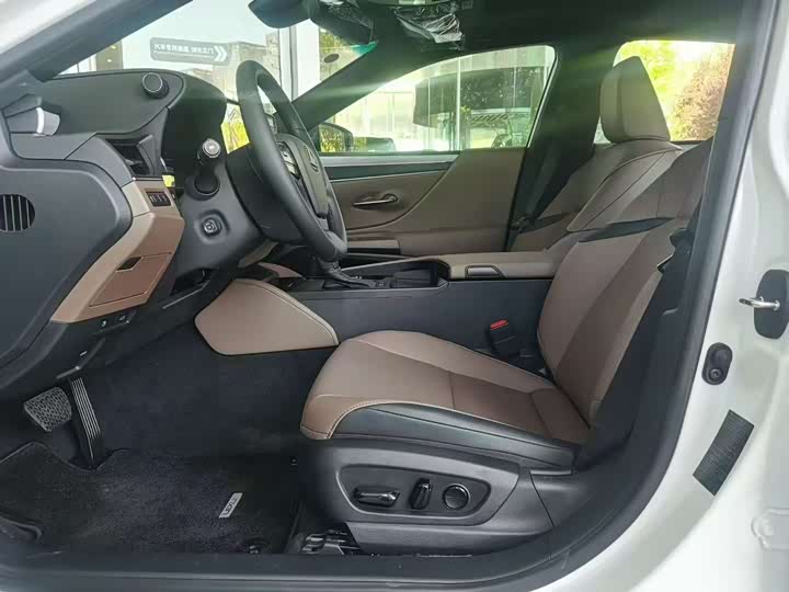 Фото 5 - Lexus ES