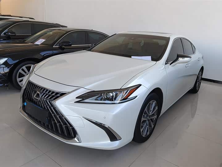 Фото 1 - Lexus ES