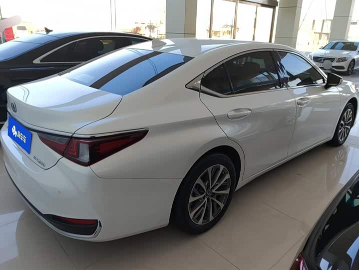 Фото 3 - Lexus ES