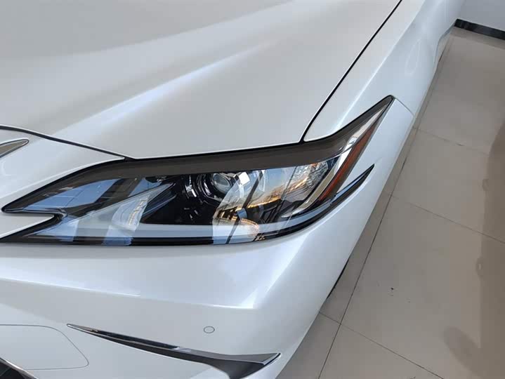 Фото 5 - Lexus ES