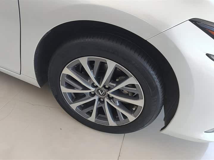 Фото 6 - Lexus ES