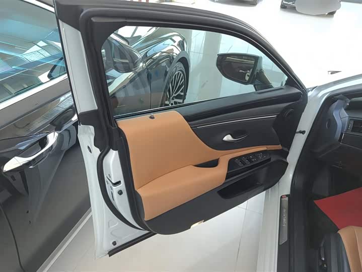 Фото 7 - Lexus ES