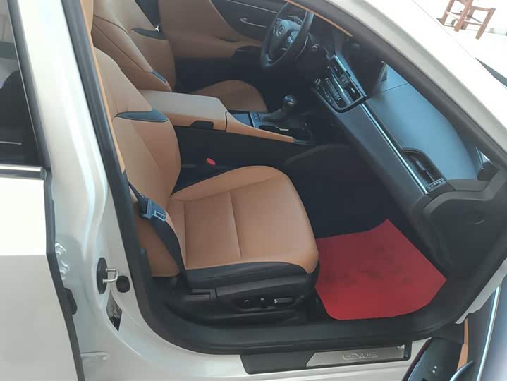 Фото 8 - Lexus ES