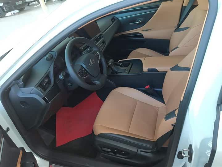 Фото 9 - Lexus ES