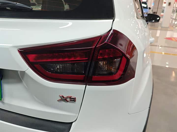 Фото 8 - Geely Vision X3