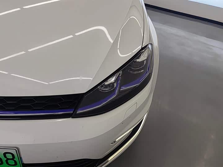 Фото 5 - Volkswagen Golf EV