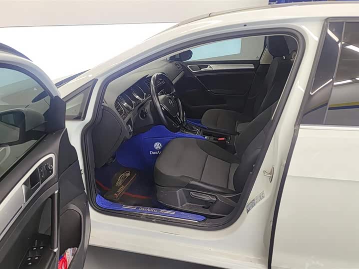 Фото 9 - Volkswagen Golf EV