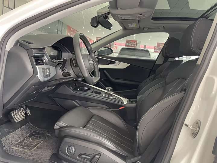 Фото 4 - Audi A4L