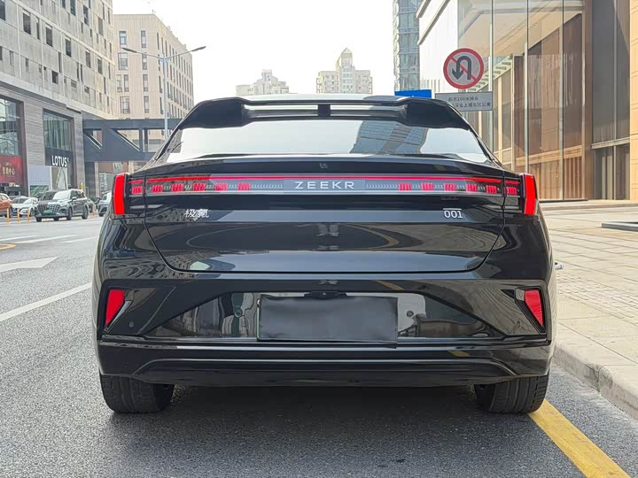 Фото 6 - Zeekr 001